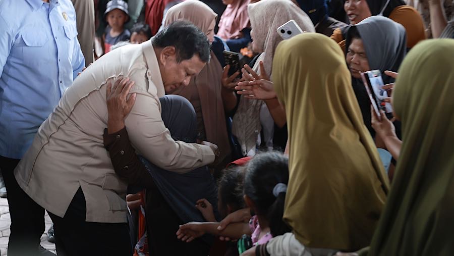 Presiden Prabowo Subianto mengunjungi pengungsi di Masjid Besar Al Abrar, Takengon, Aceh Tengah, Jumat (12/12/2025). (Badan Komunikasi Kepresidenan)