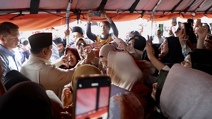 Sejumlah masyarakat terlihat berdiri berdesakan untuk mendekat dan berebut menyalami. (dok. Badan Komunikasi Kepresidenan)