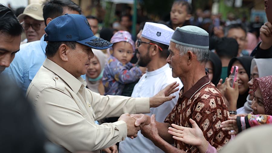 Presiden Prabowo Subianto mengunjungi pengungsi di Masjid Besar Al Abrar, Takengon, Aceh Tengah, Jumat (12/12/2025). (Badan Komunikasi Kepresidenan)