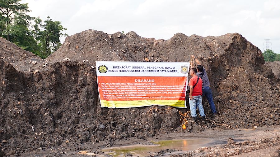 Penyegelan stockpile batu bara ilegal di Desa Penyandingan, Tanjung Lalang dan Tanjung Agung di Muara Enim, Sumatra Selatan. (dok. Kementerian ESDM)