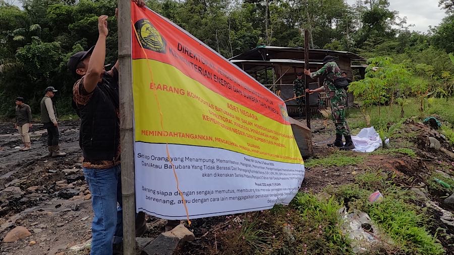 Penyegelan stockpile batu bara ilegal di Desa Penyandingan, Tanjung Lalang dan Tanjung Agung di Muara Enim, Sumatra Selatan. (dok. Kementerian ESDM)
