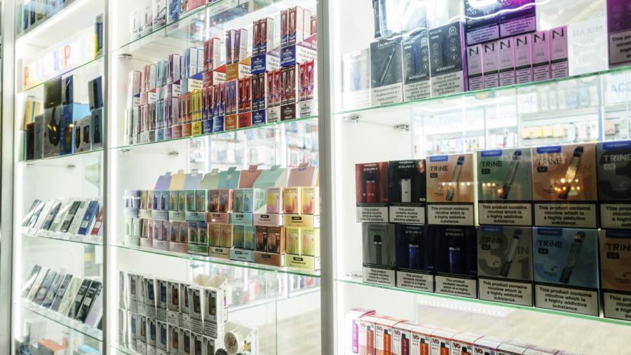 Ilustrasi penjualan rokok dan rokok elektrik atau vape di Inggris. Bloomberg