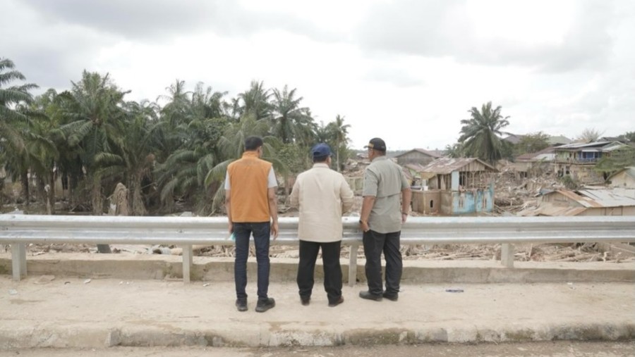Presiden Prabowo Subianto saat mengunjungi Aceh Tamiang, tegaskan fokus pada pemulihan bencana pasca longsor dan banjir bandang. (Instagram/@prabowo)