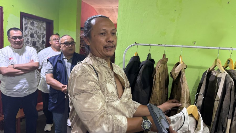 Irfan Kristiyanto, founder sekaligus pemilik Jarihitam Ecoprint. (Sumber; Sultan Ibnu/Bloomberg Technoz)