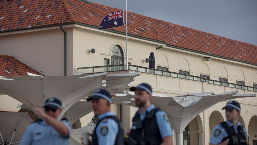 Bendera Australia dikibarkan setengah tiang di Bondi Pavilion, menyusul penembakan massal di Pantai Bondi. (Fotografer: Brent Lewin/Bloomberg)