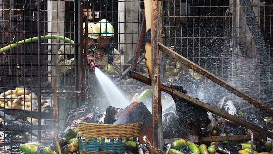 Peristiwa tersebut terjadi sekitar pukul 07.15 WIB dan menghanguskan 350 kios. (Bloomberg Technoz/Andrean Kristianto)