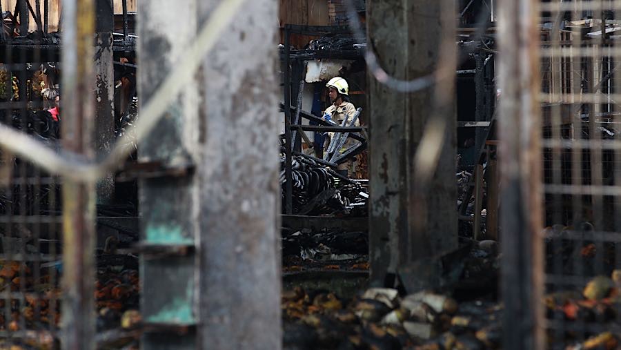 Ratusan kios buah di Blok C 2 atau Los Buah Pasar Induk Kramat Jati mengalami kebakaran pada Senin pagi.  (Bloomberg Technoz/Andrean Kristianto)