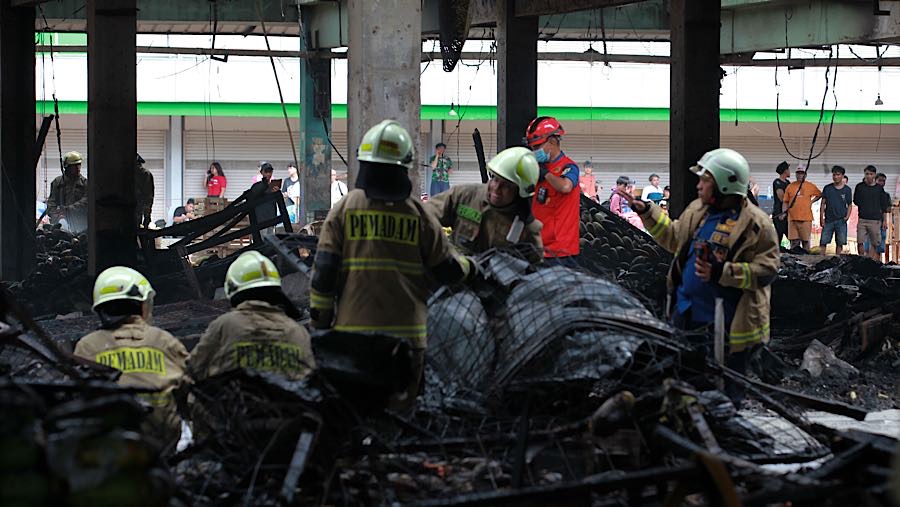 Api berhasil dipadamkan sekitar pukul 08.00 WIB dan saat ini masih dalam proses pendinginan. (Bloomberg Technoz/Andrean Kristianto)