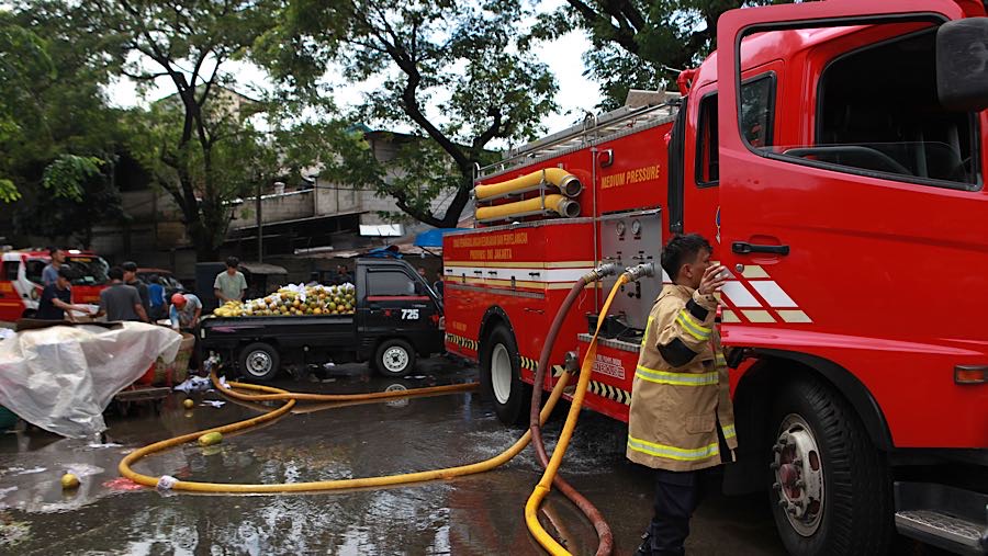 Sekitar 95 personel pemadam kebakaran dan 19 unit kendaraan lokasi untuk memadamkan kobaran api. (Bloomberg Technoz/Andrean Kristianto)
