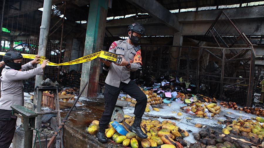 Olah TKP akan dilakukan usai pendinginan di lokasi kejadian rampung dilakukan pihak pemadam kebakaran. (Bloomberg Technoz/Andrean Kristianto)
