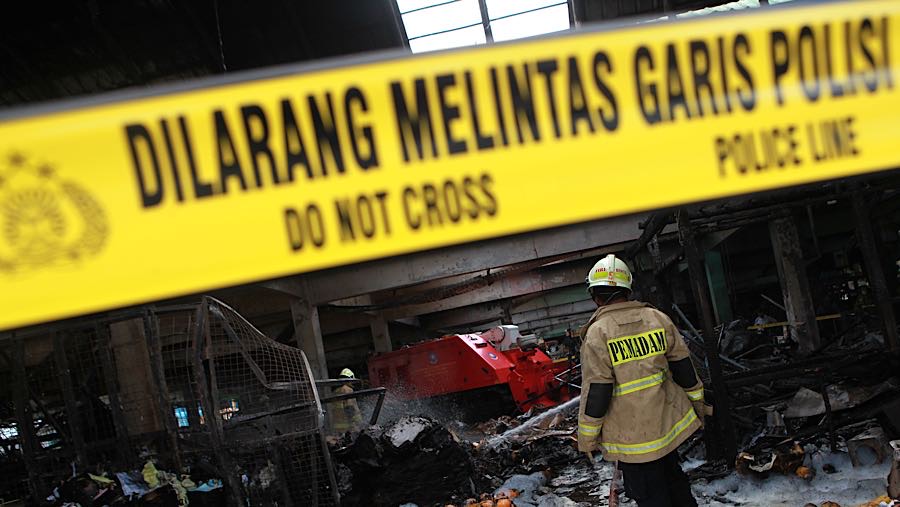 Dinas Penanggulangan Kebakaran dan Penyelamatan (Gulkarmat) menurunkan alat robotik pemadam kebakaran jenis DOK-ING MVF-U3. (Bloomberg Technoz/Andre)