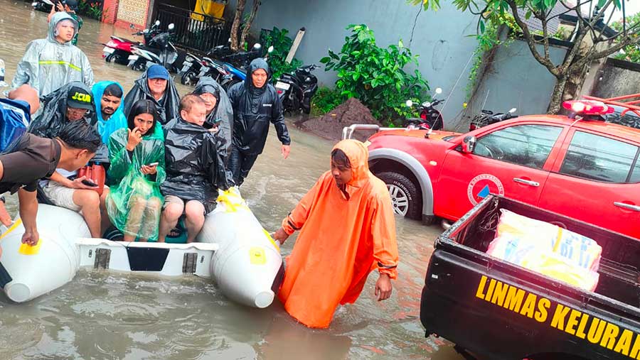 Banjir terjadi di wilayah Bali, Ahad (14/12/2025). (Dok. BNPB)