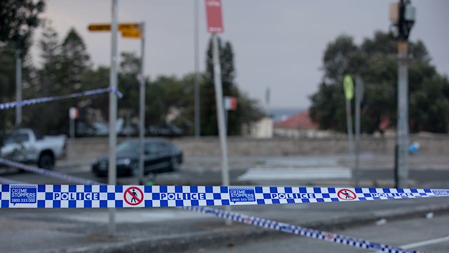 Garis polisi terpasang setelah penembakan massal di Pantai Bondi di Sydney, Australia, Senin (15/12/2025). (Brent Lewin/Bloomberg)
