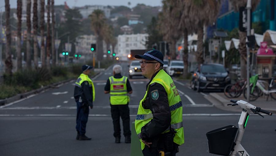 Pria bersenjata melepaskan tembakan di Bondi Beach pada Minggu malam, saat ratusan orang merayakan hari pertama Hanukkah. (Brent Lewin/Bloomberg)