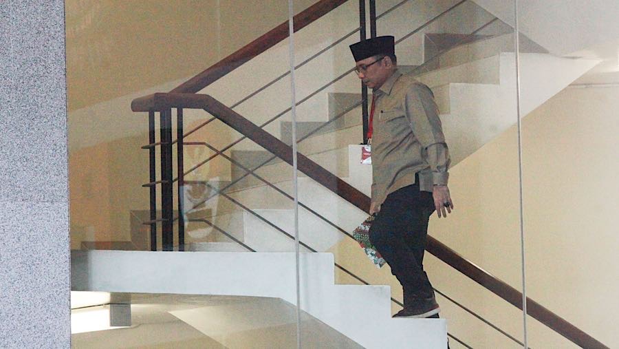 Mantan Menag Yaqut Cholil Qoumas di Gedung KPK, Selasa (16/12/2025). (Bloomberg Technoz/ Andrean Kristianto)
