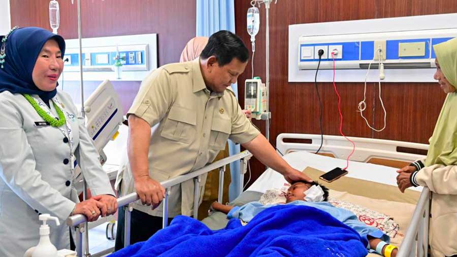 Presiden Prabowo Subianto mengunjungi korban tertabrak mobil MBG di SDN Cilincing. (Dok BPMI)
