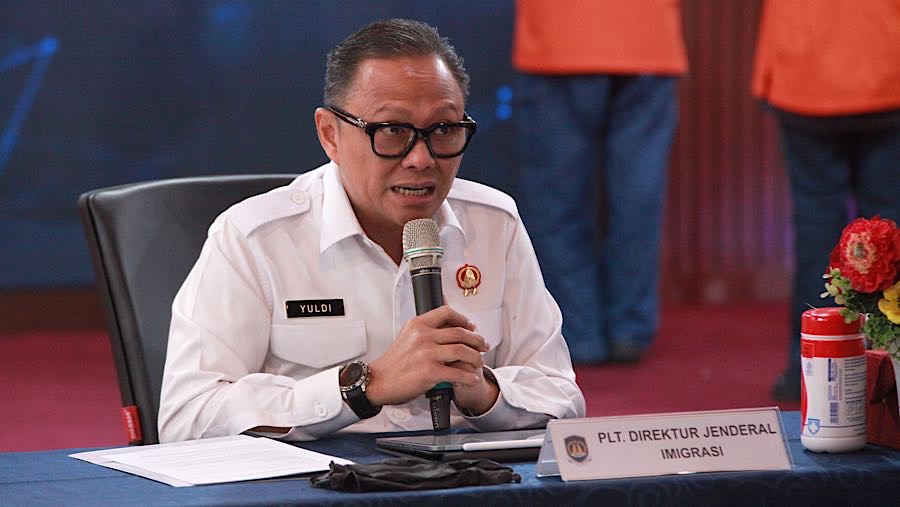 Plt. Dirjen Imigrasi, Yuldi Yusman saat konfrensi pers di Gedung Dirjen Imigrasi, Jakarta, Selasa (16/12/2025). (Bloomberg Technoz/Andrean Krisrianto)
