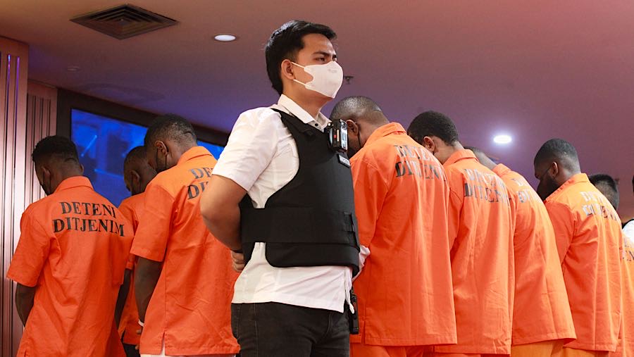 WNA pelanggar keimigrasian dihadirkan saat konfrensi pers di Gedung Dirjen Imigrasi, Selasa (16/12/2025). (Bloomberg Technoz/Andrean Krisrianto)