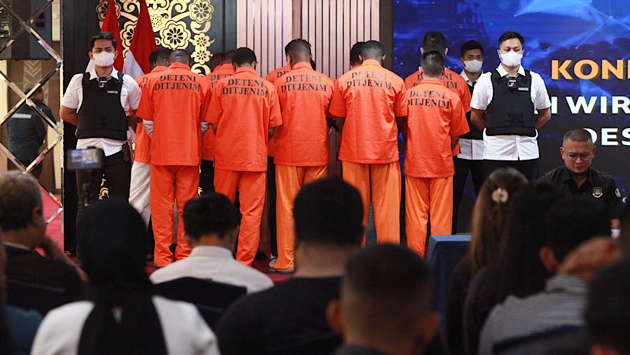 WNA pelanggar keimigrasian dihadirkan saat konfrensi pers di Gedung Dirjen Imigrasi, Selasa (16/12/2025). (Bloomberg Technoz/Andrean Kristianto)