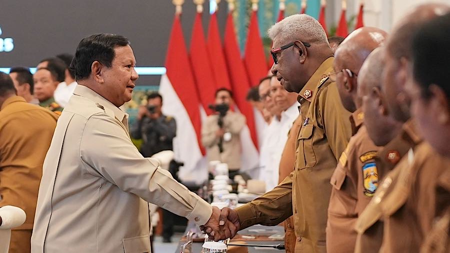 Presiden Prabowo memberikan arahan kepada Kepala Daerah se-Papua dan unsur KEPP-OKP di Istana Negara, Selasa (16/12). (Badan Komunikasi Kepresidenan)