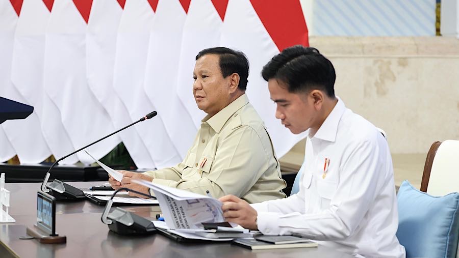 Presiden Prabowo memberikan arahan kepada Kepala Daerah se-Papua dan unsur KEPP-OKP di Istana Negara, Selasa (16/12). (Badan Komunikasi Kepresidenan)