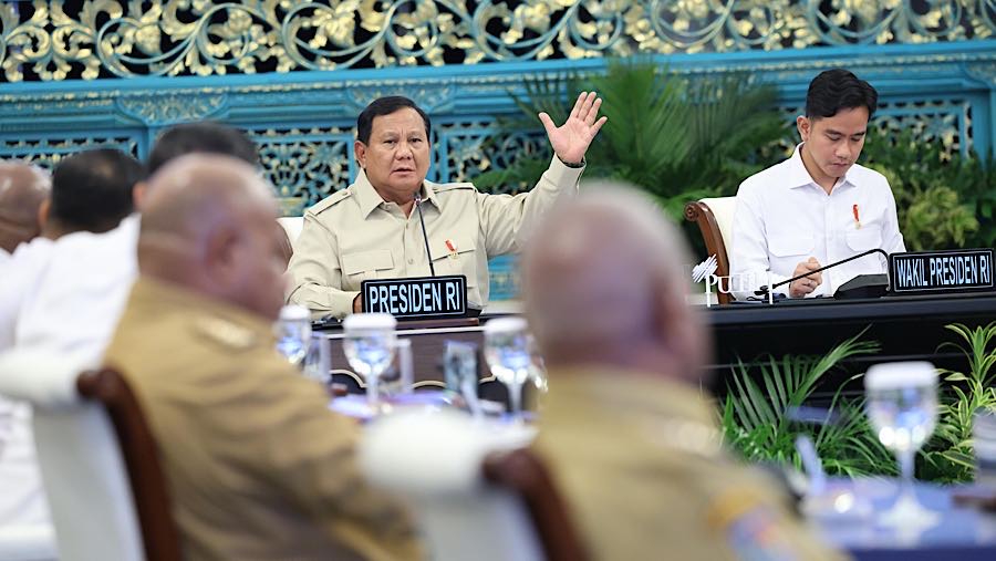 Presiden Prabowo memberikan arahan kepada Kepala Daerah se-Papua dan unsur KEPP-OKP di Istana Negara, Selasa (16/12). (Badan Komunikasi Kepresidenan)