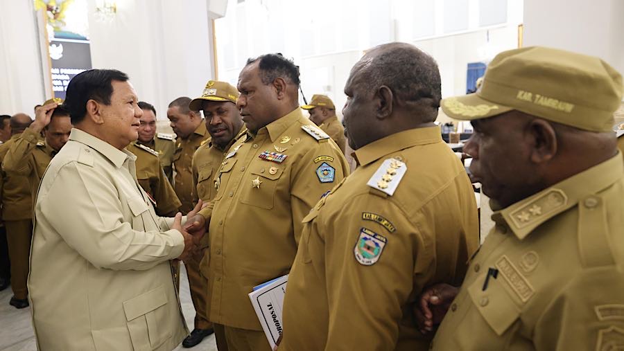 Presiden Prabowo memberikan arahan kepada Kepala Daerah se-Papua dan unsur KEPP-OKP di Istana Negara, Selasa (16/12). (Badan Komunikasi Kepresidenan)