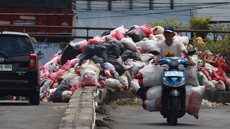 Namun di beberapa lokasi sampah-sampah yang menggunung tidal ditutup terpal. (Bloomberg Technoz/Andrean Kristianto)