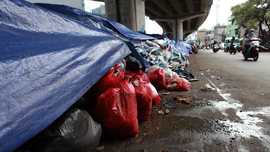 Tumpukan sampah itu disebabkan karena tempat pemrosesan akhir (TPA) Cipeucang tutup sementara. (Bloomberg Technoz/Andre)