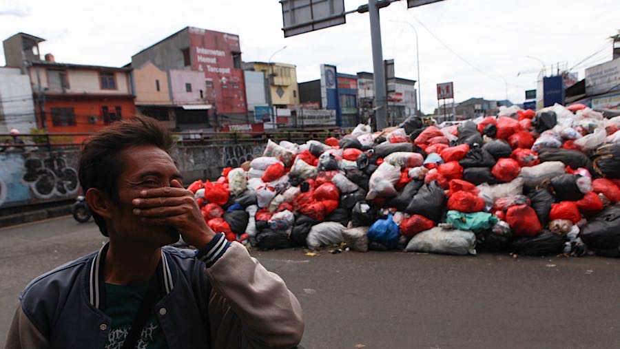 Adanya tumpukan sampah tersebut membuat warga merasa tidal nyaman karena bau yang ditimbulkan. (Bloomberg Technoz/Andrean Kristianto)