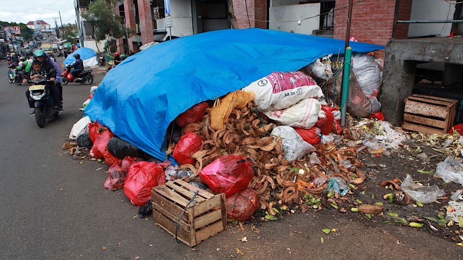 Beberapa tumpukan sampah ditutupi dengan terpal agar dampak bau dapat ditekan, khususnya bagi warga di sekitar. (Bloomberg Technoz/Andrean Kristianto)
