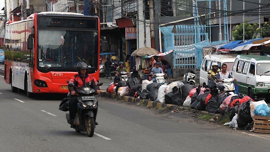 Pemkot Tangsel menargetkan sampah-sampah yang menumpuk di sejumlah ruas akan diangkut sebelum pergantian tahun. (Bloomberg Technoz/Andrean Kristianto)