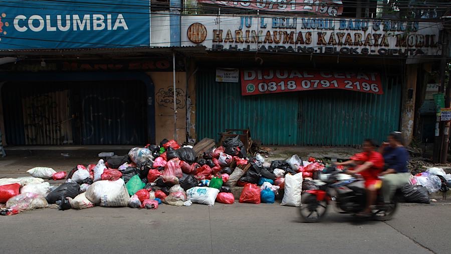 Tak jauh dari Pasar Ciputat, tumpukan sampah juga terlihat di depan ruko kosong yang juga menimbulkan bau. (Bloomberg Technoz/Andrean Kristianto)
