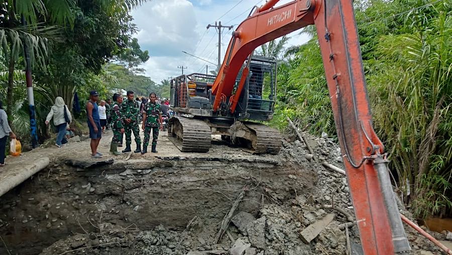 Jembatan di Dusun 3 Pondok Gudang, Kecamatan Hinai, Kabupaten Langkat, Sumatera Utara. (dok via. Badan Komunikasi Pemerintah RI)