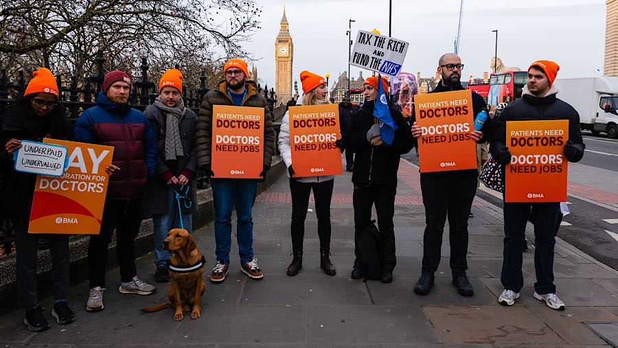 Para dokter residen melakukan mogok kerja di luar Rumah Sakit St. Thomas di London, Inggris, Rabu (17/12/2025). (Jose Sarmento Matos/Bloomberg)