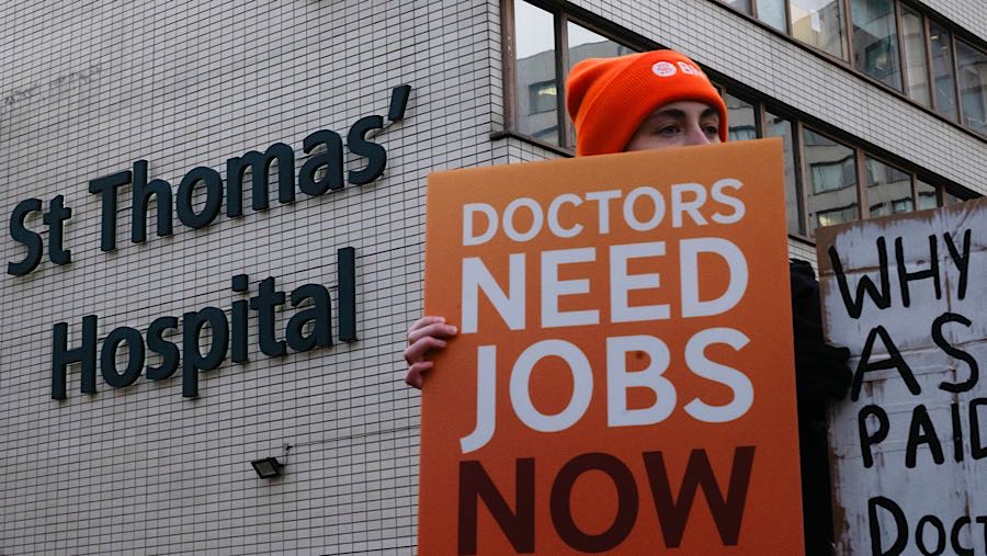 Para dokter residen di Inggris memutuskan untuk melanjutkan pemogokan menjelang Natal. (Jose Sarmento Matos/Bloomberg)
