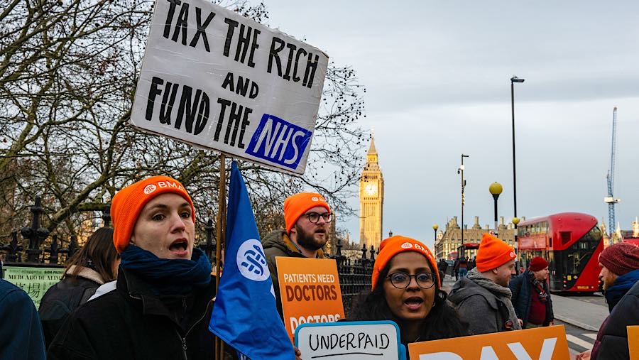 Pemogokan tersebut dilakukan setelah menolak tawaran pemerintah yang tidak memenuhi tuntutan mereka terkait gaji. (Jose Sarmento Matos/Bloomberg)