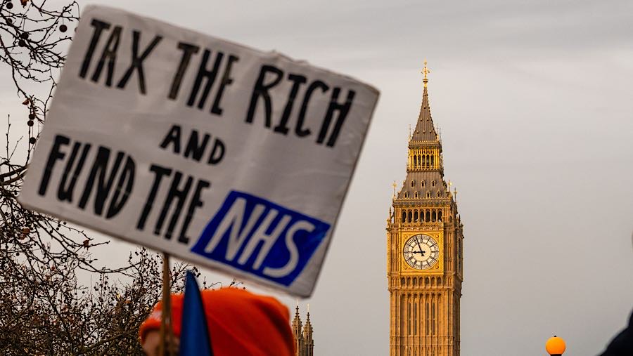 Pemerintah sebelumnya menyatakan tidak dapat menambah kenaikan gaji setelah kenaikan kumulatif 28,9%, termasuk 24,6% pada tahun lalu.