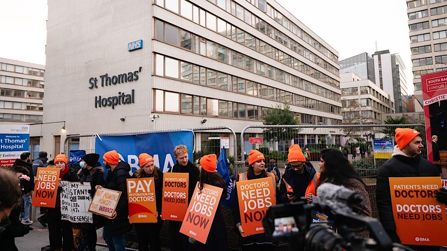 Para dokter residen melakukan mogok kerja di luar Rumah Sakit St. Thomas di London, Inggris, Rabu (17/12/2025). (Jose Sarmento Matos/Bloomberg)
