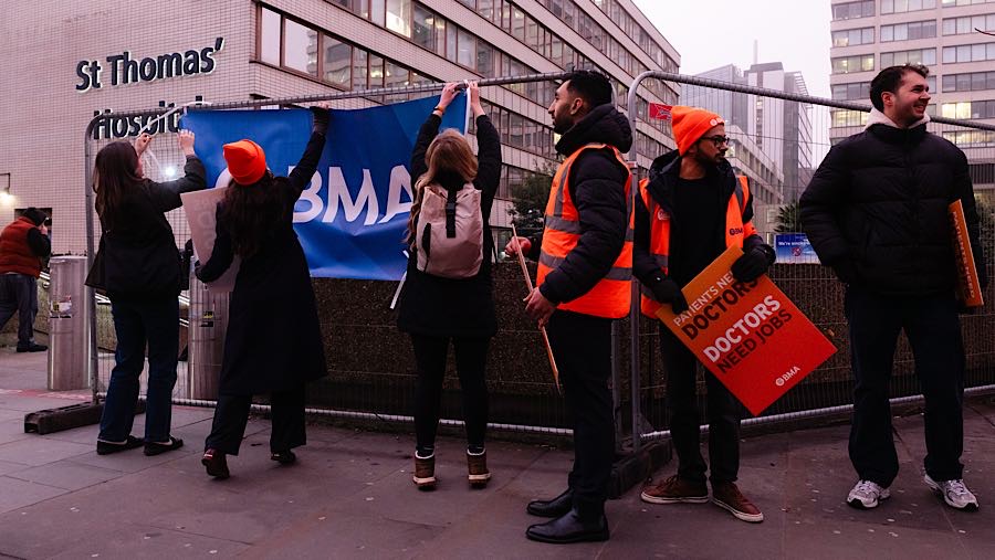 Pemogokan ini berisiko menambah tekanan pada Layanan Kesehatan Nasional yang tengah menghadapi wabah flu. (Jose Sarmento Matos/Bloomberg)