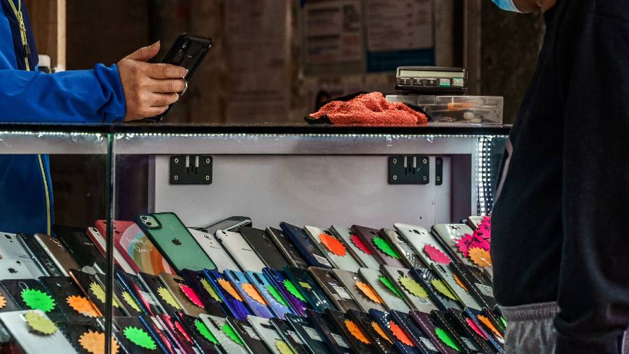 Ilustrasi Registrasi SIM Card pada Smartphone HP. Dok: Lam Yik/Bloomberg