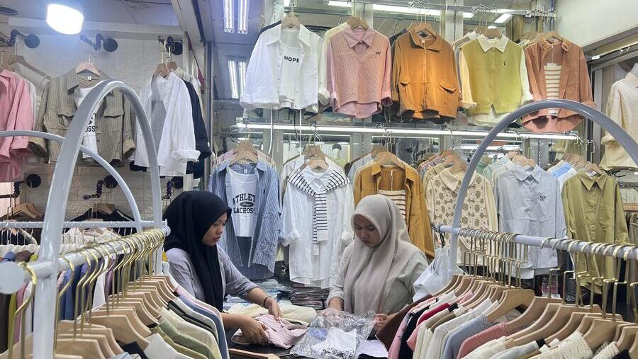 Bela, salah satu pedagang fesyen di Tanah Abang