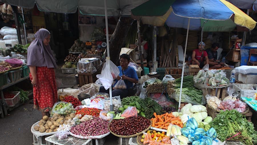 Sebelum mengalami penurunan harga cabai rawit merah dijual seharga Rp100.000 sedangkan bawang merah dijual Rp60.000 (Bloomberg Technoz/Andrean)