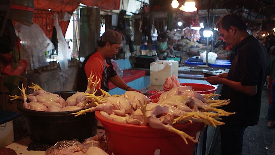 Namun untuk harga ayam potong ras banyak dikeluhkan oleh para pedagang karena mengalami kenaikan harga. (Bloomberg Technoz/ Andrean Kristianto)