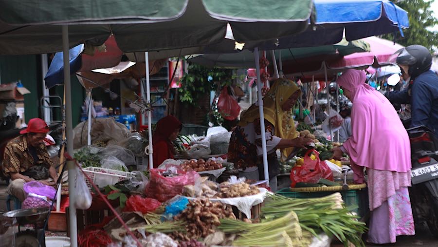 Pedagang melayani pembeli di Pasar Minggu, Kamis (18/12/2025). (Bloomberg Technoz/ Andrean Kristianto)