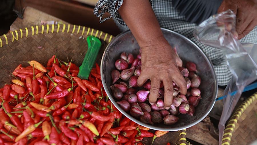 Sejumlah komoditas pangan di Pasar Minggu, Jakarta Selatan, mengalami penurunan harga pada hari ini. (Bloomberg Technoz/ Andrean Kristianto)