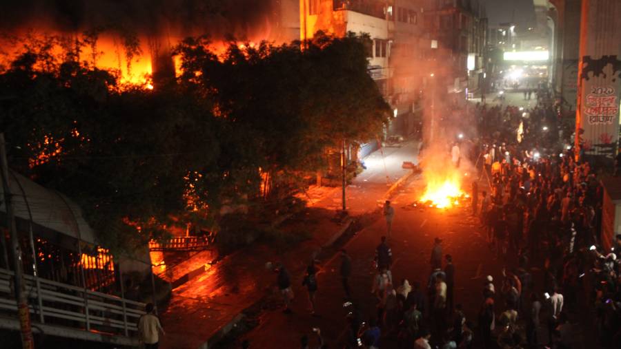 Kerusuhan melanda beberapa wilayah Bangladesh setelah aktivis di balik demonstrasi massal 2024 dibunuh. (Bloomberg)