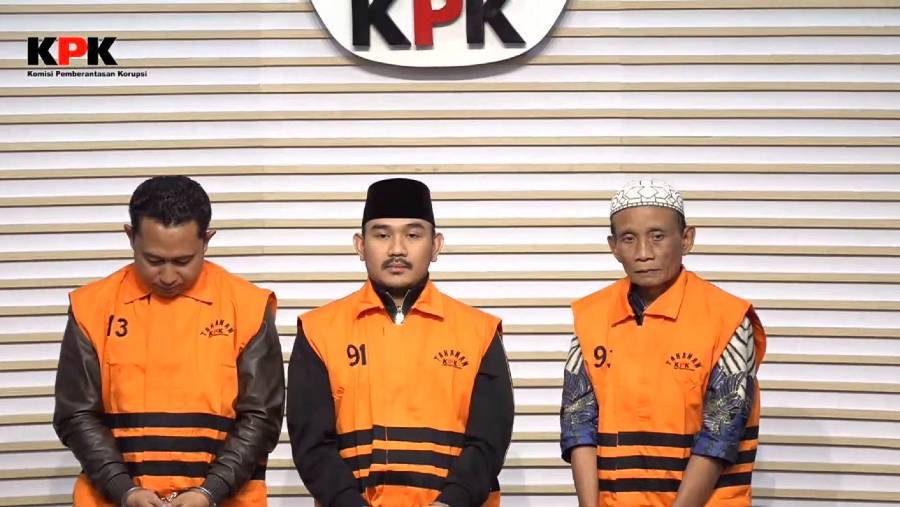 Tiga tersangka dugaan tindak pidana korupsi berupa suap oleh Penyelenggara Negara di Pemerintah Kabupaten (Pemkab) Bekasi. (Sumber: YouTube KPK)