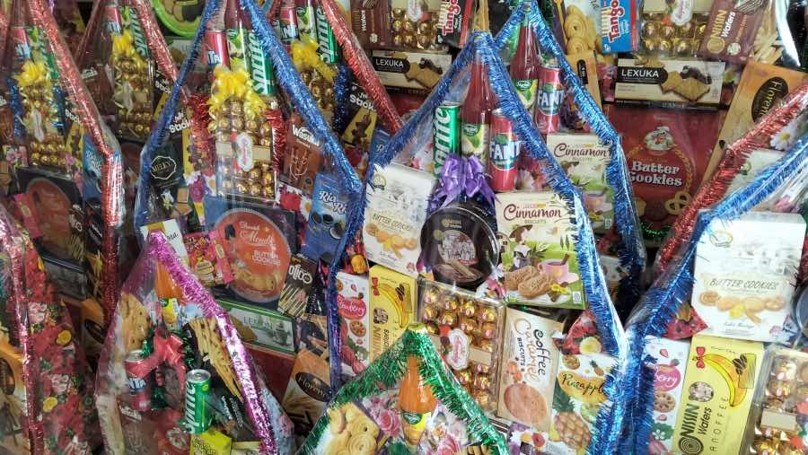 Penjualan hampers Natal di Esemka. (Sumber; Dinda Decembria/Bloomberg Technoz)