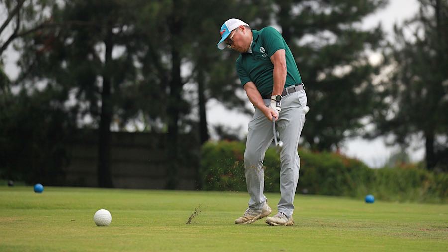 Para peserta terlihat begitu serius namun tetap santai saat mengikuti turnamen ini. (Bloomberg Technoz/Andrean Kristianto)